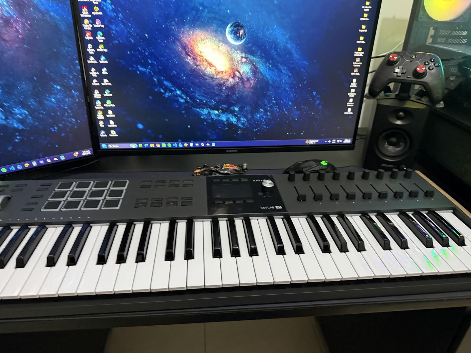Arturia KeyLab mk3 USB MIDI Keyboard Controller, 61 Key - White customer photo 1