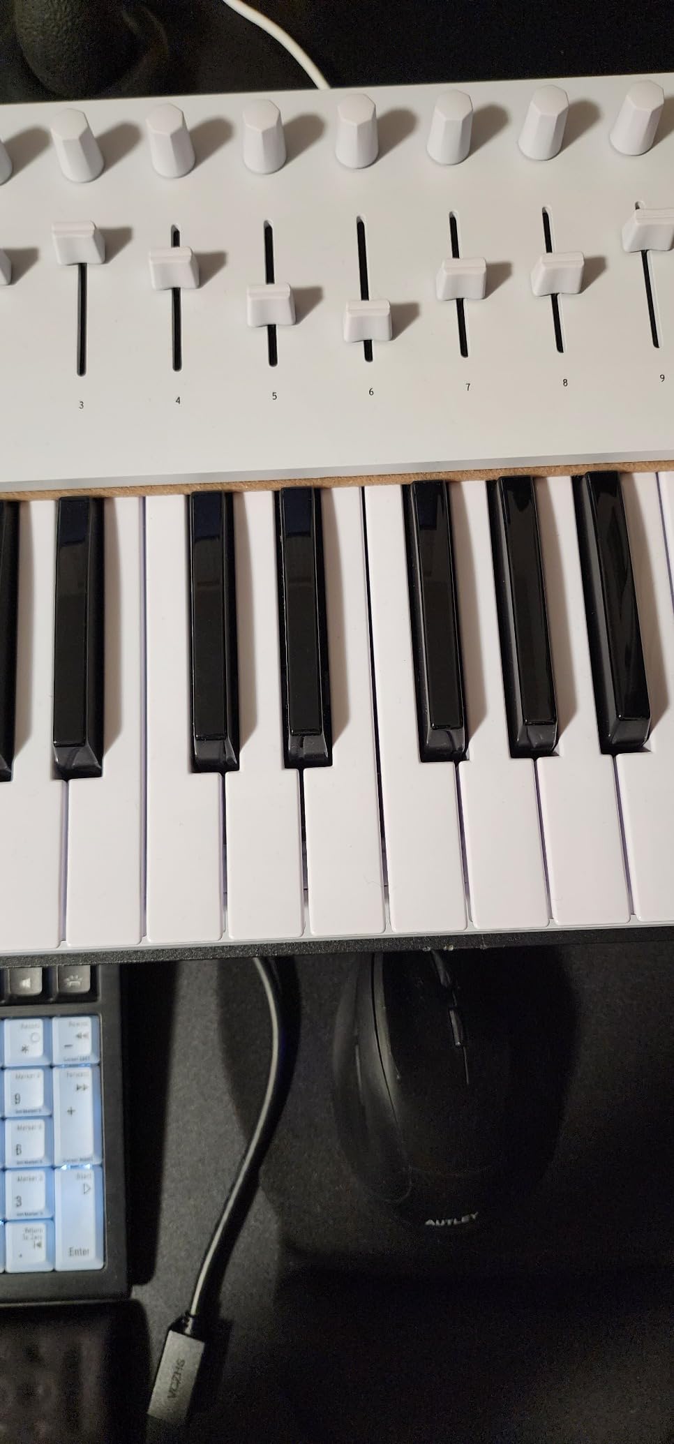 Arturia KeyLab mk3 USB MIDI Keyboard Controller, 61 Key - White customer photo 2