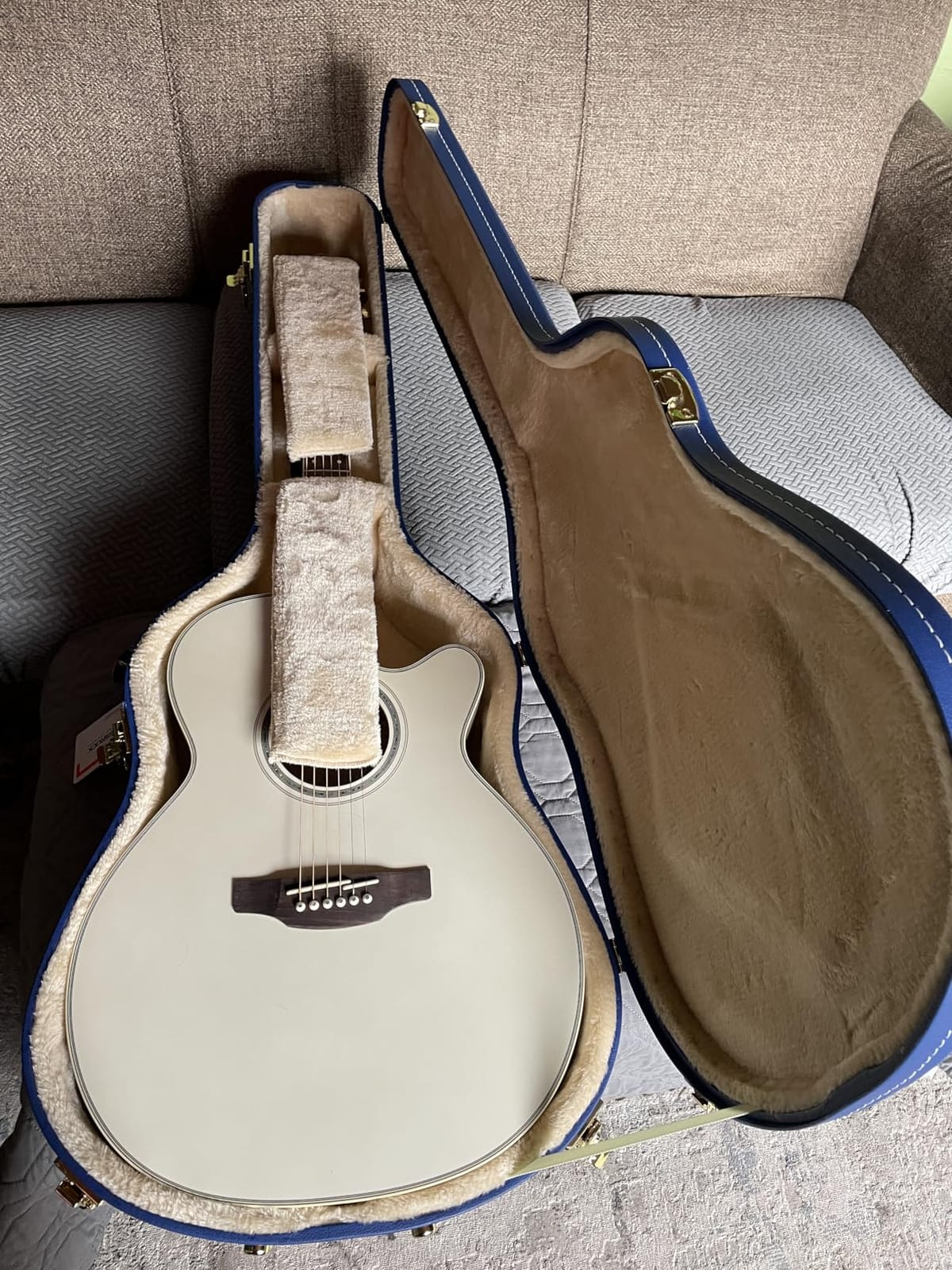 Crossrock Wooden Dreadnought Acoustic Guitar Case for Gibson J-45 / Martin D-Style | Vibrant Blue Faux Leather, Beige Plush Interior & Lock - Designer Series(CRW520DVB) customer photo 1