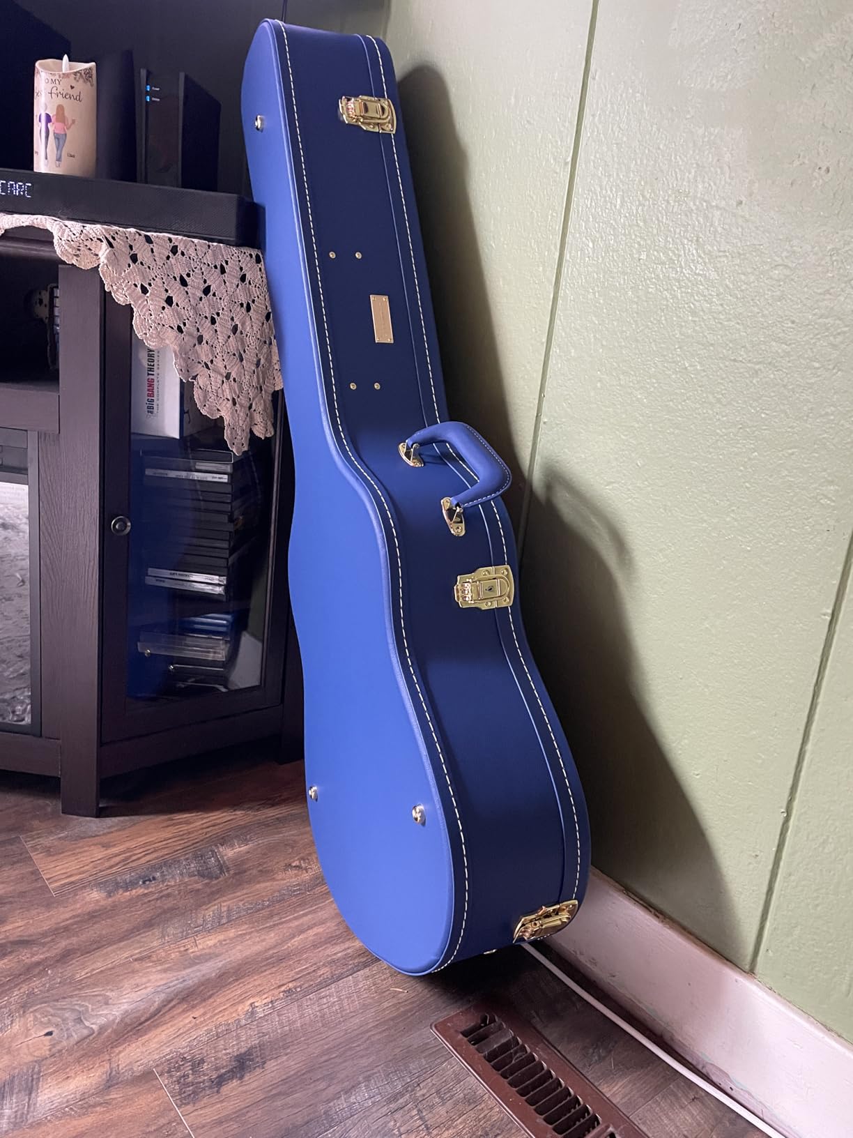 Crossrock Wooden Dreadnought Acoustic Guitar Case for Gibson J-45 / Martin D-Style | Vibrant Blue Faux Leather, Beige Plush Interior & Lock - Designer Series(CRW520DVB) customer photo 2