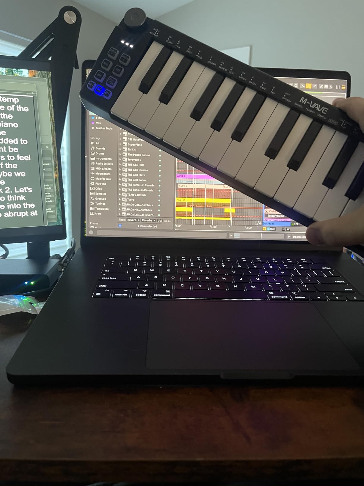M-VAVE 25 Keys Mini Keyboard - Professional Beat Maker and Keytar with Built-in Battery Wireless Connect customer photo 1