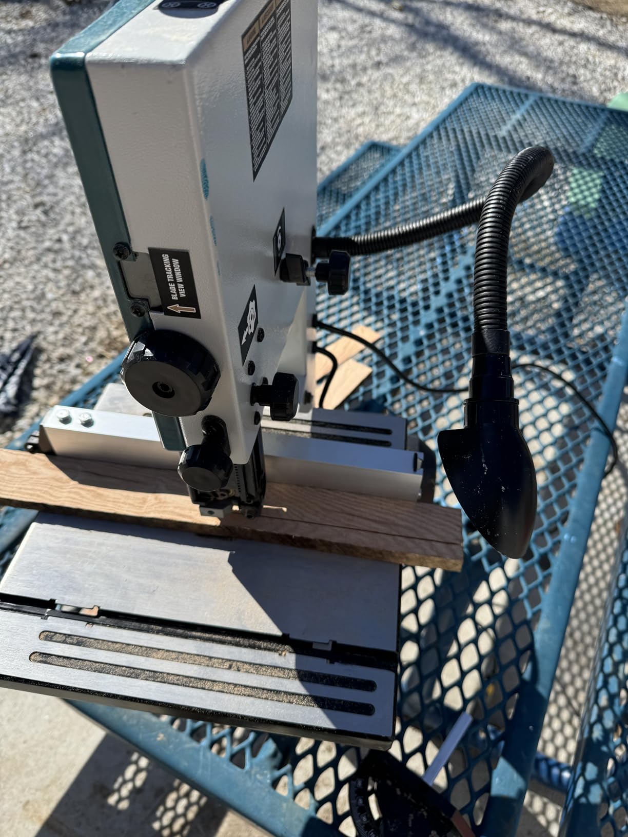 3 Amp 9-Inch Benchtop Band Saws, 2-Speed (1700/2500 FPM) with 360° Work Light, Miter Gauge & Rip Fence, Steel Base, Woodworking Band Saws customer photo 1