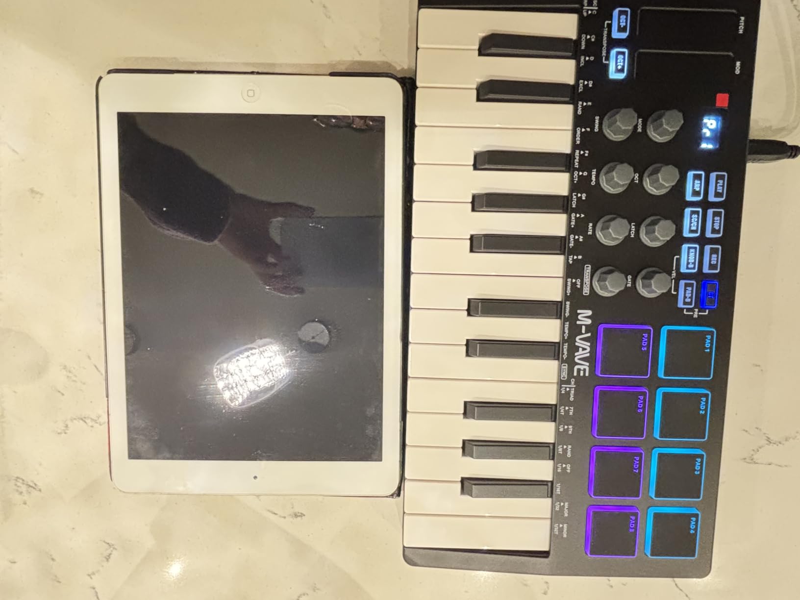 DaierTek Midi Keyboard Controller 25 Key Portable Mini Bluetooth & USB Midi Piano with 8 Backlit Drum Pad, 8 Knobs and Music Production Software for Computer Recording, Music Production customer photo 1
