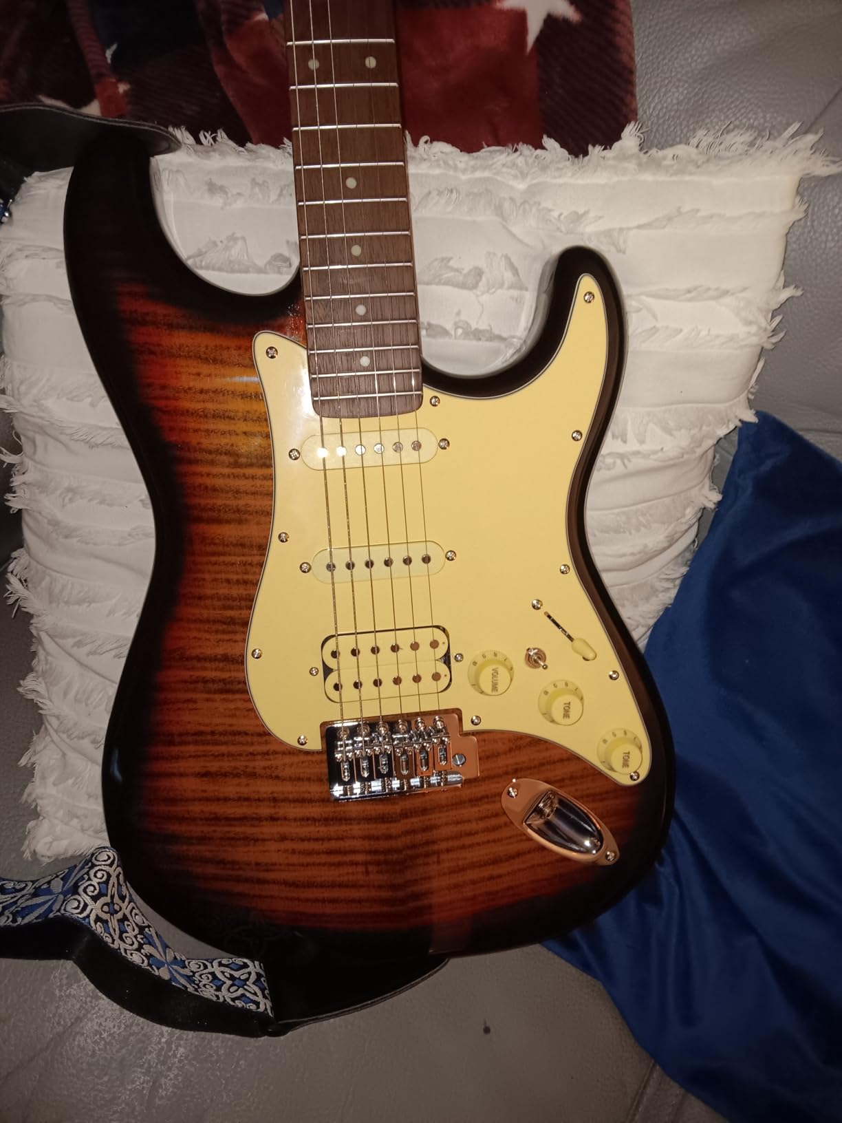 AKLOT Beginner Electric Guitar Kit: 10W Amp, Coil-Split HSS Pickups, Lesson Book, Roasted Maple Neck, Gig Bag, Tuner, Strap, Picks, Stryde Obsidian Black customer photo 2