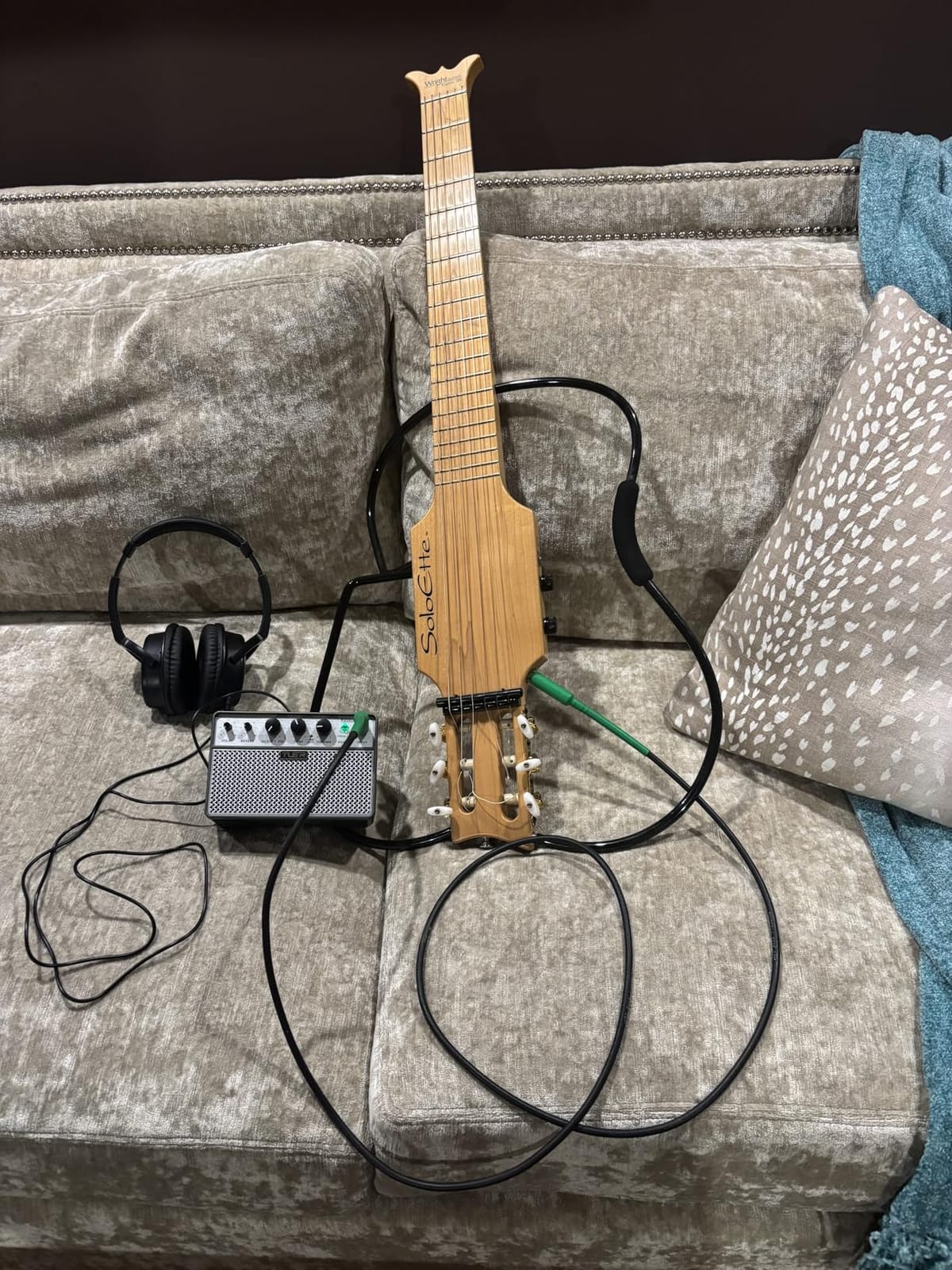 Yuer BA-10Pro 10W Portable Acoustic Guitar Amplifier Rechargeable Practice Amp with Delay & Reverb Effects, Supports 6.35mm Dynamic Microphone Vocal Remover, OTG Recording & Live Streaming for Practice customer photo 1
