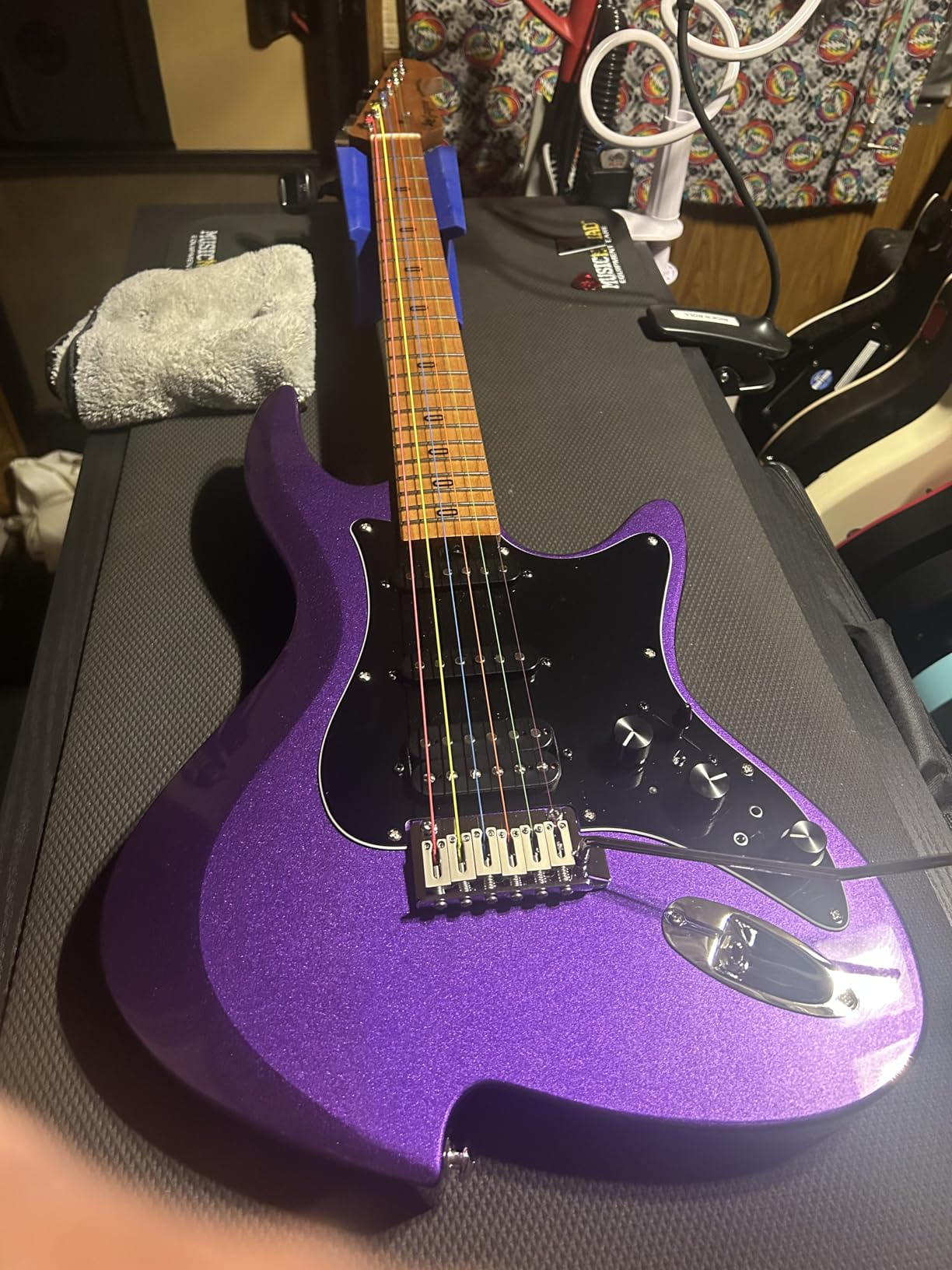 Leo Jaymz Echophantom Series Electric Guitar with Roasted Maple Neck, SSH Active Pickups, Built-in Multi-Effects & Vintage Tremolo (Red Black) customer photo 1
