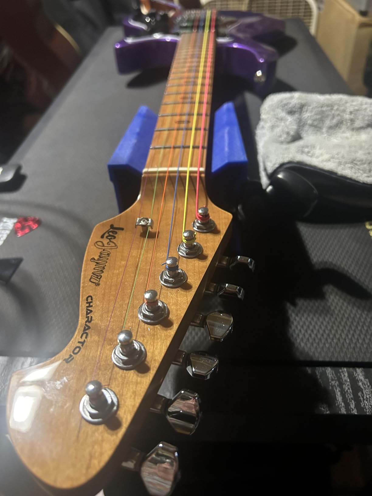 Leo Jaymz Echophantom Series Electric Guitar with Roasted Maple Neck, SSH Active Pickups, Built-in Multi-Effects & Vintage Tremolo (Red Black) customer photo 2