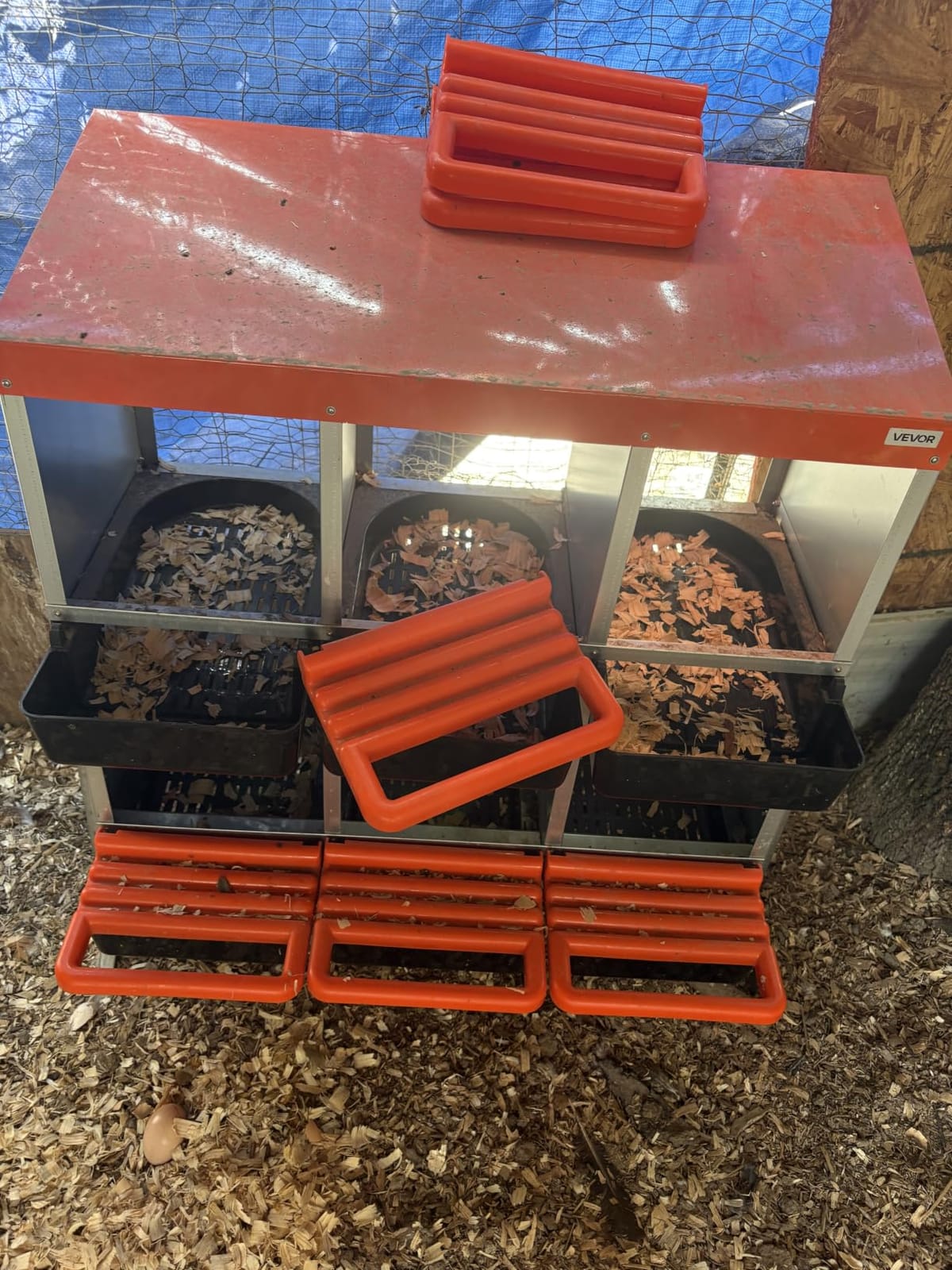 VEVOR Chicken Nesting Boxes, 6 Compartments, with Support Legs, Easy Egg Collection, Galvanized Steel and High-Strength Plastic, Roll Away Nesting Boxes for Chickens and Hens Laying Eggs, Orange customer photo 1