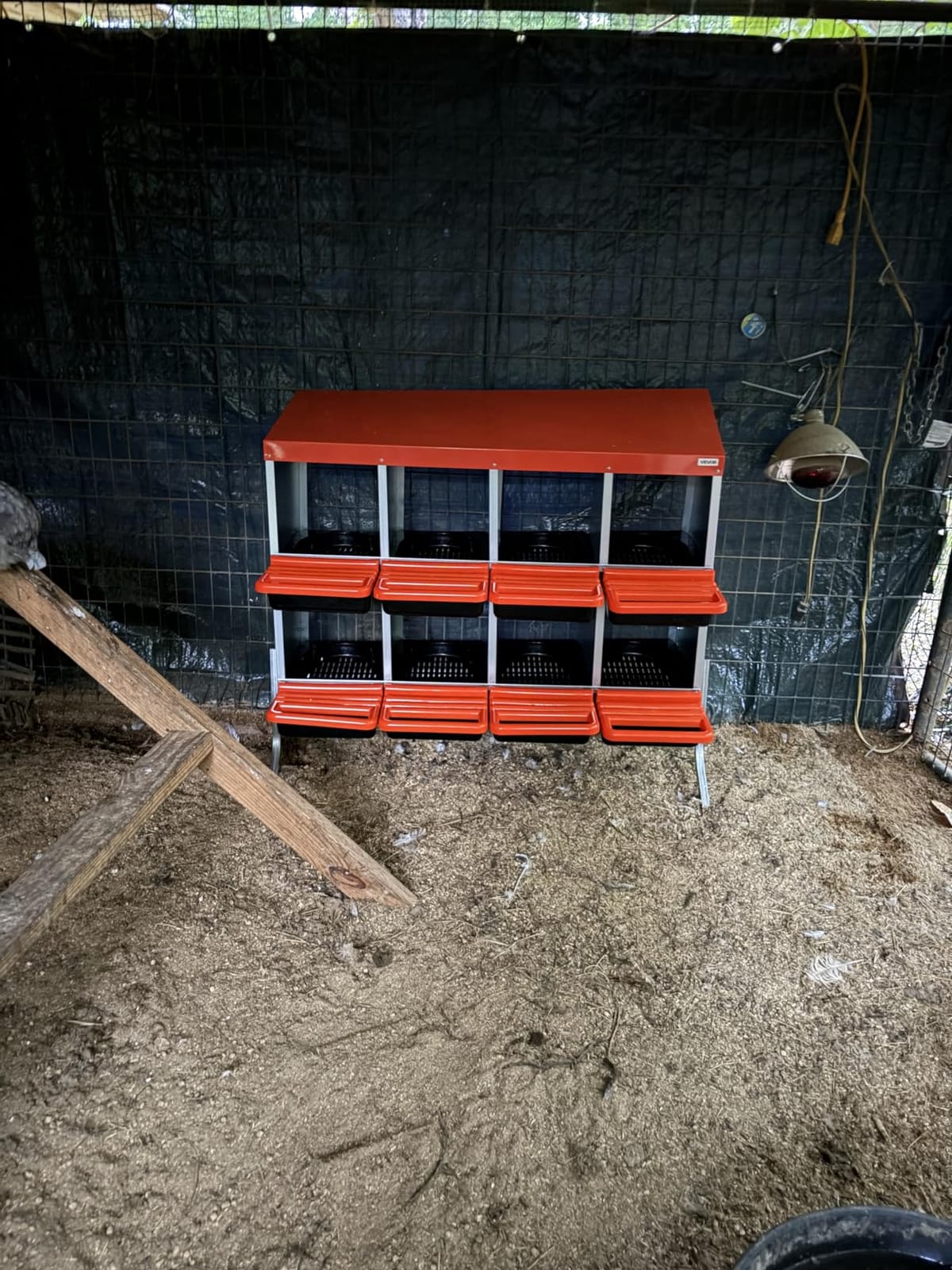 VEVOR Chicken Nesting Boxes, 6 Compartments, with Support Legs, Easy Egg Collection, Galvanized Steel and High-Strength Plastic, Roll Away Nesting Boxes for Chickens and Hens Laying Eggs, Orange customer photo 2