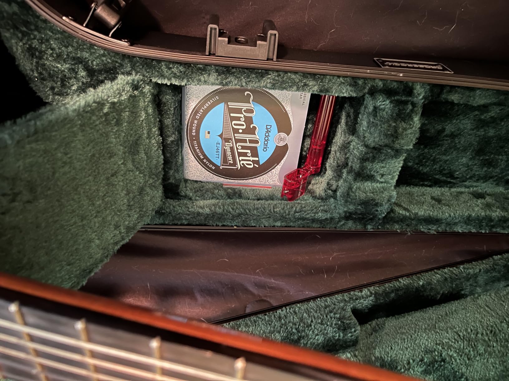 Crossrock Electric Guitar Flight Case for Stratocaster & Telecaster | Blue Hardshell, Security Lock, Beige Velvet Interior & Accessory Compartment - Fits Fender, PRS, Squier & More (CRA980EVB) customer photo 1