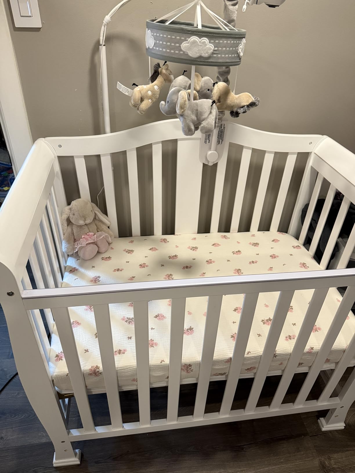 Dream On Me Addison 4-in-1 Convertible Mini Baby Crib in White, GreenGuard Gold & JPMA, Non-Toxic, Pinewood, Converts to Mini Daybed & Twin Bed, 1″ Mattress Pad, for Best for Small Nursery customer photo 1