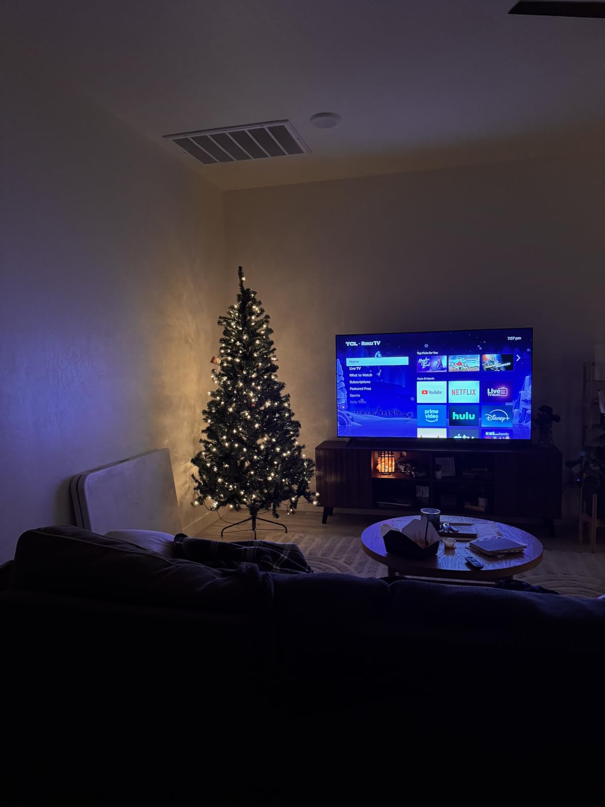 Yaheetech 9ft Pre-lit Christmas Tree with 850 Warm White Lights, Green customer photo 1