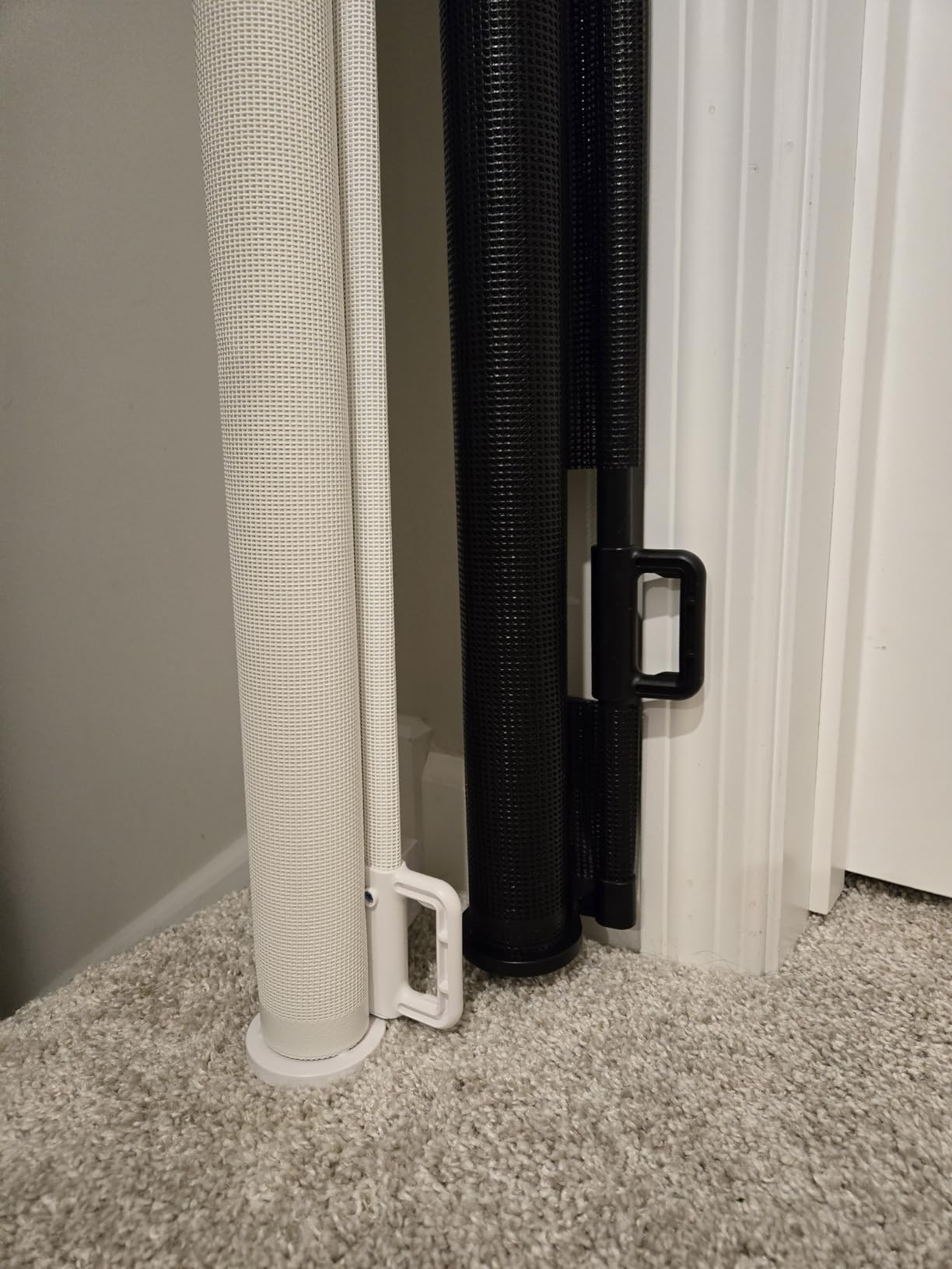 Veraste Retractable Baby Gate for Doorways and Stairs, Mesh Safety Gate for Pet, Indoor & Outdoor Use, One-Hand Operation, Easy Installation, 33.6