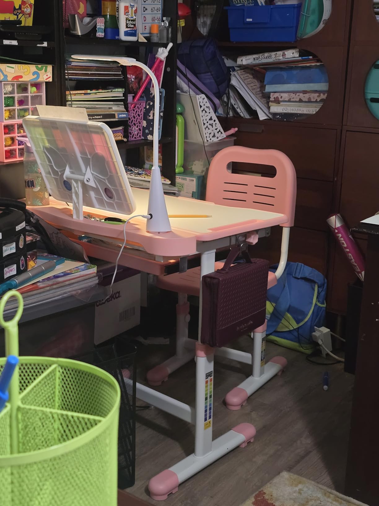 VEVOR Kids Study Desk and Chair Set, Learning Table and Chair for Kids with Table Lamp, Adjustable Height & 0-40° Tilted Desktop Toddler Desk and Chair, Table for Bedroom & Study Room, Pink customer photo 2