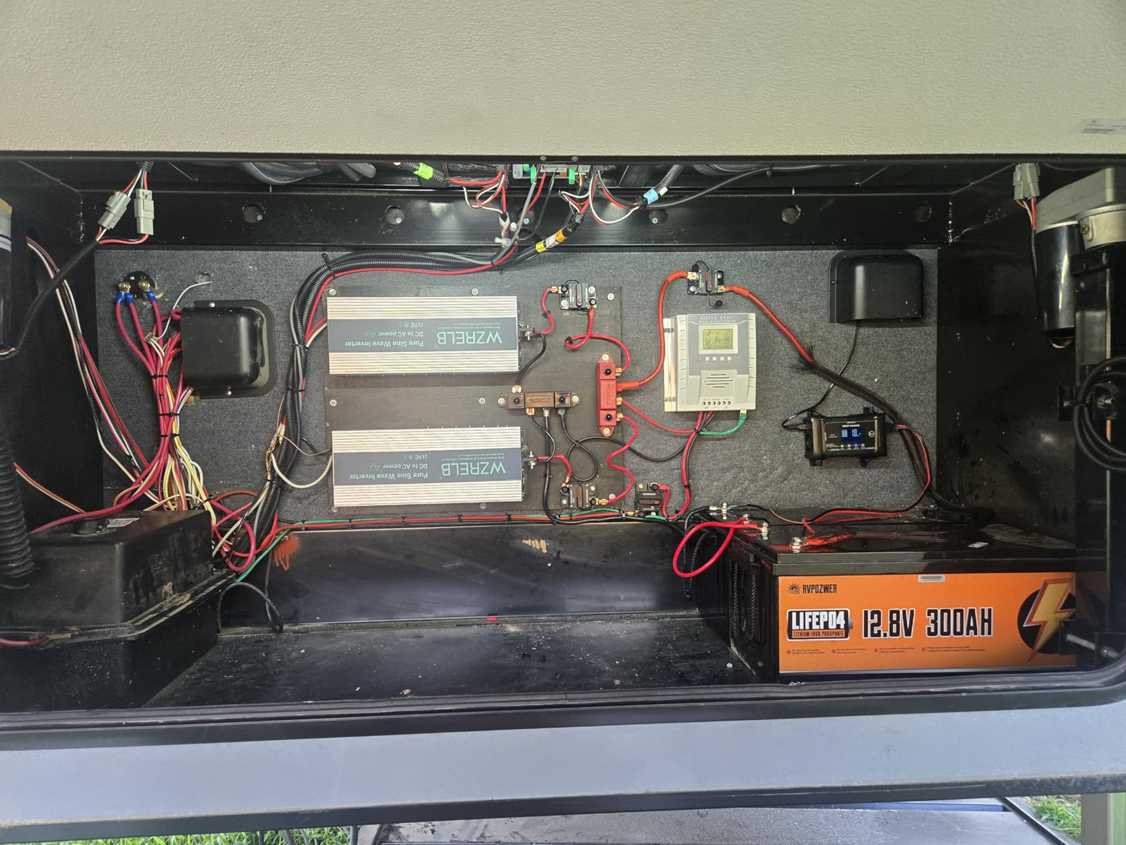 12V 200Ah LiFePO4 Lithium Battery, Max. 2560Wh, 15000 Deep Cycle Battery customer photo 1