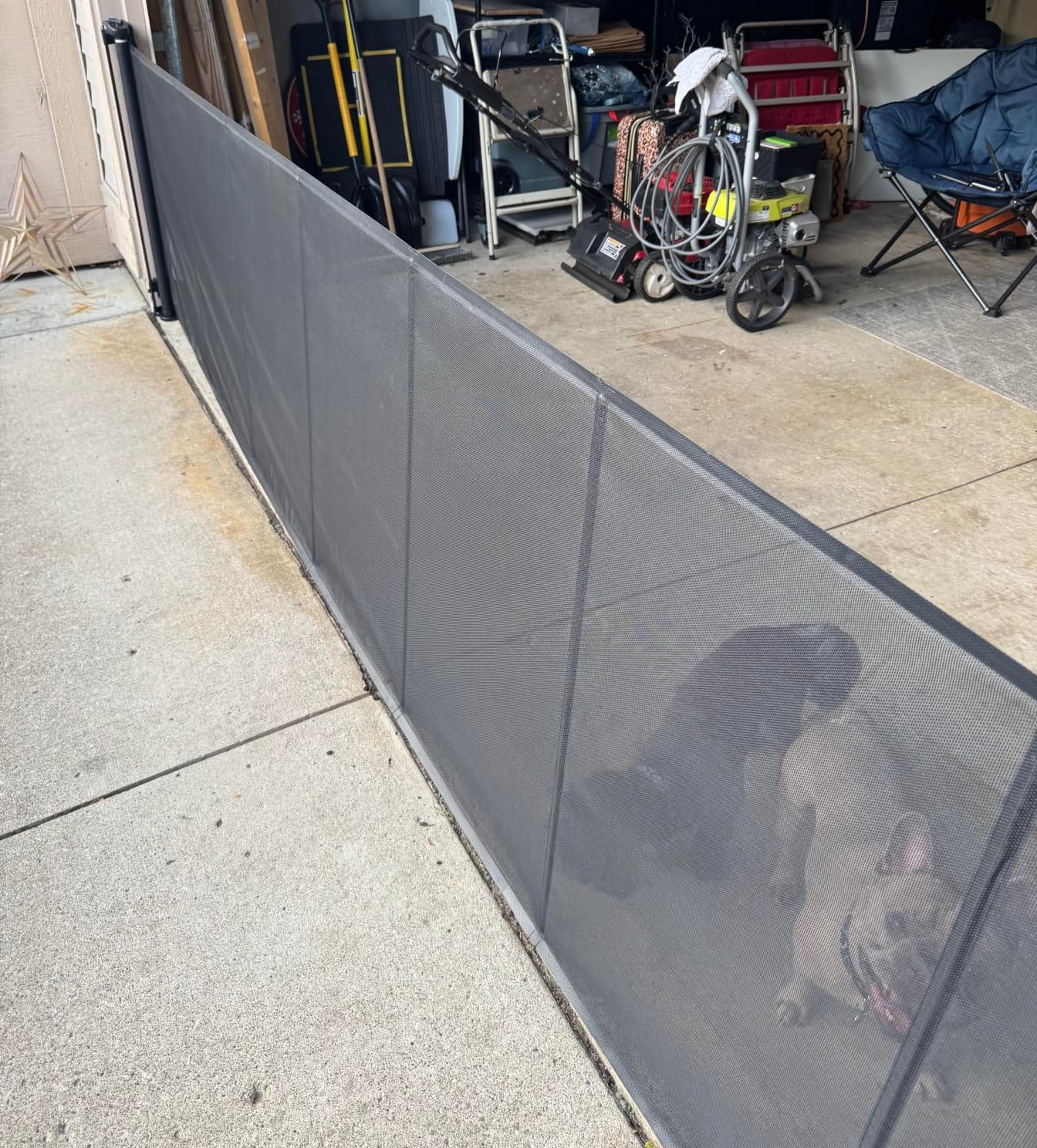 VEVOR Retractable Baby Gate, Extends to 120 inch Extra Wide, 38.5 inch Tall, with Reinforced Fiberglass Strips, Avoids Crawling Through, Mesh Dog Gate for Decks, Doorways, Garages, Indoor, Black customer photo 2