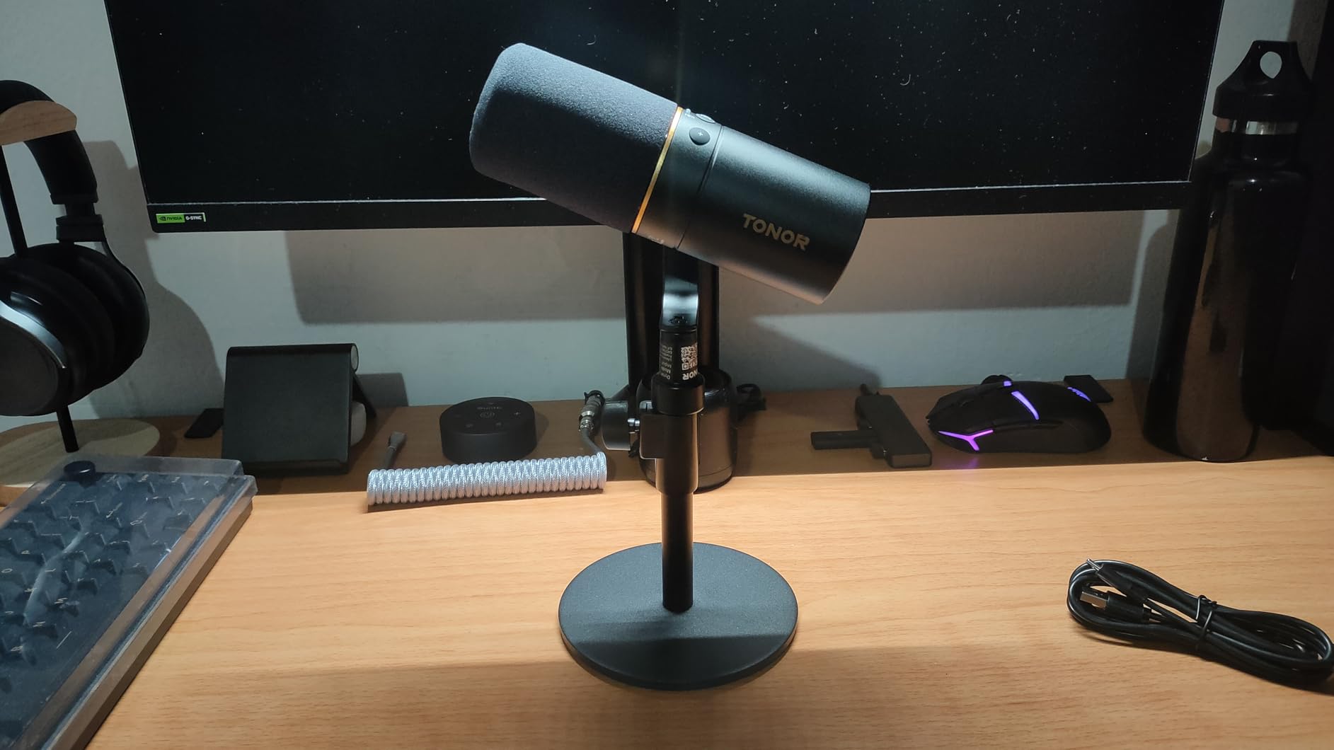 TONOR Dynamic Podcast Microphone for Content Creators, Cardioid XLR/USB Mic customer photo 1