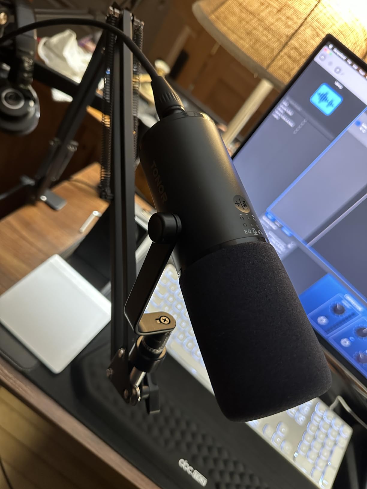 TONOR Dynamic Podcast Microphone for Content Creators, Cardioid XLR/USB Mic customer photo 2